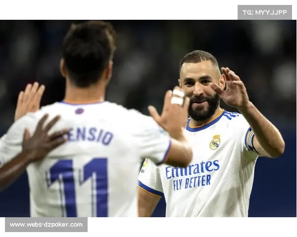 “伯纳乌嘘声四起，维尼修斯鼓掌回应球迷”